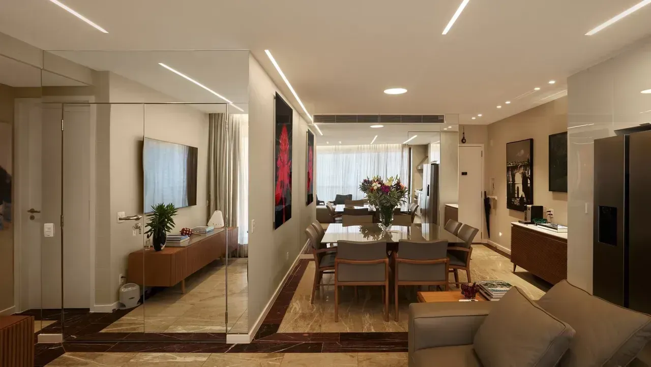 Furnished 2-bedroom apartment with balcony view — photo 3