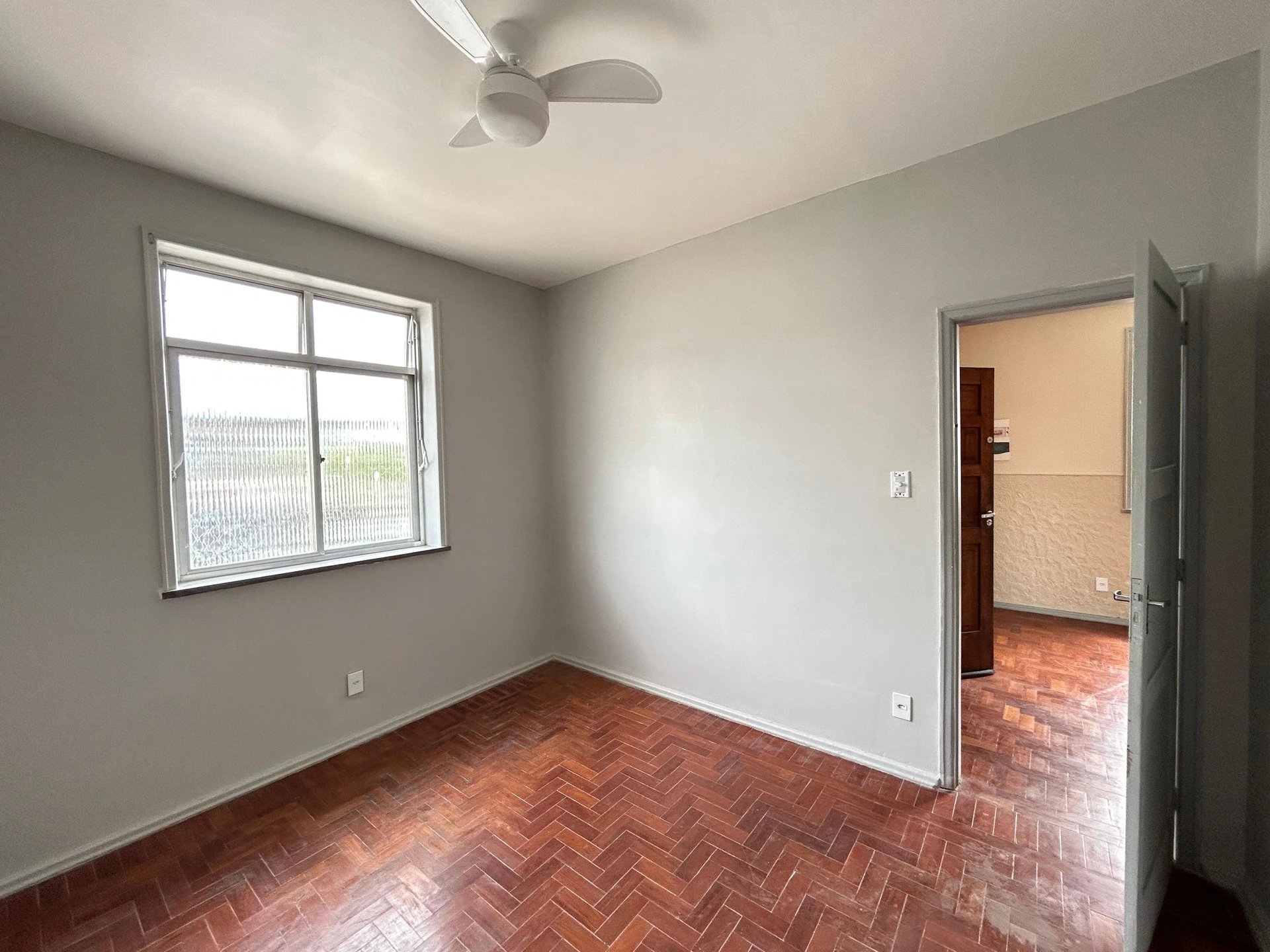 Casa de 2 quartos com piso de madeira ou laminado — photo 19