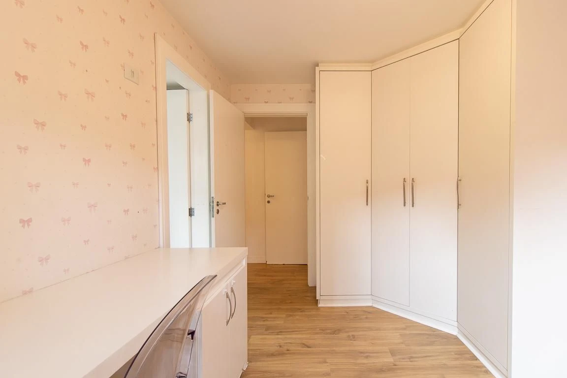 3-bedroom apartment with a bathtub in Curitiba — photo 8