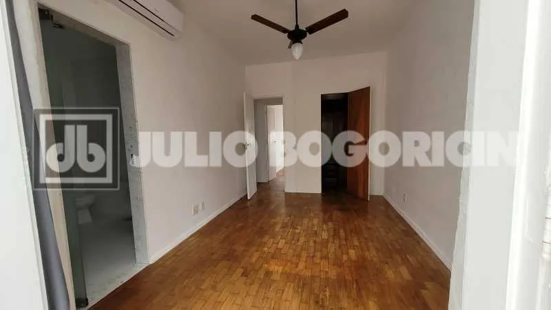 3-bedroom apartment with a suite and a balcony — photo 33