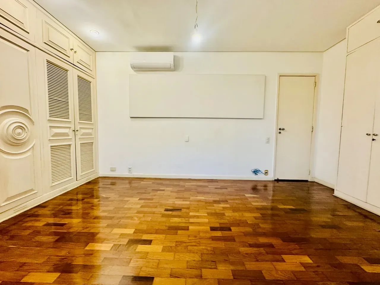 4-bedroom apartment with wood or laminate floors — photo 19