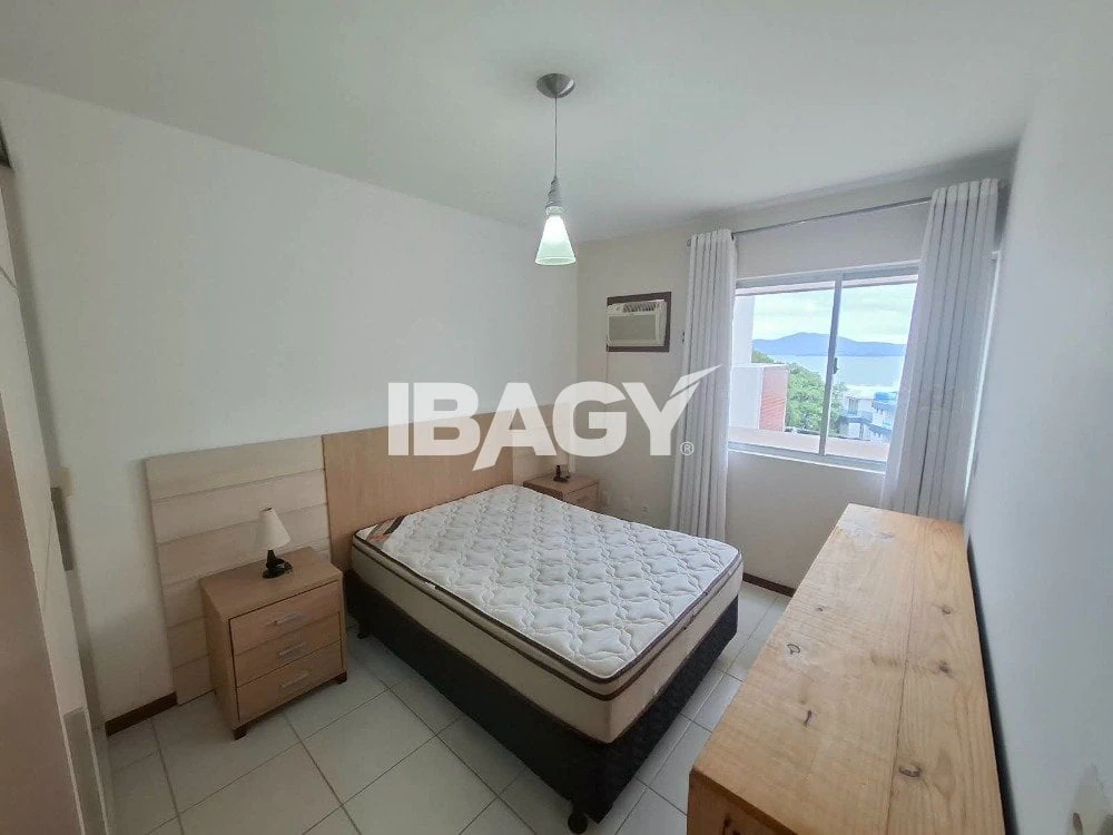 One-bedroom apartment with a water view — photo 4