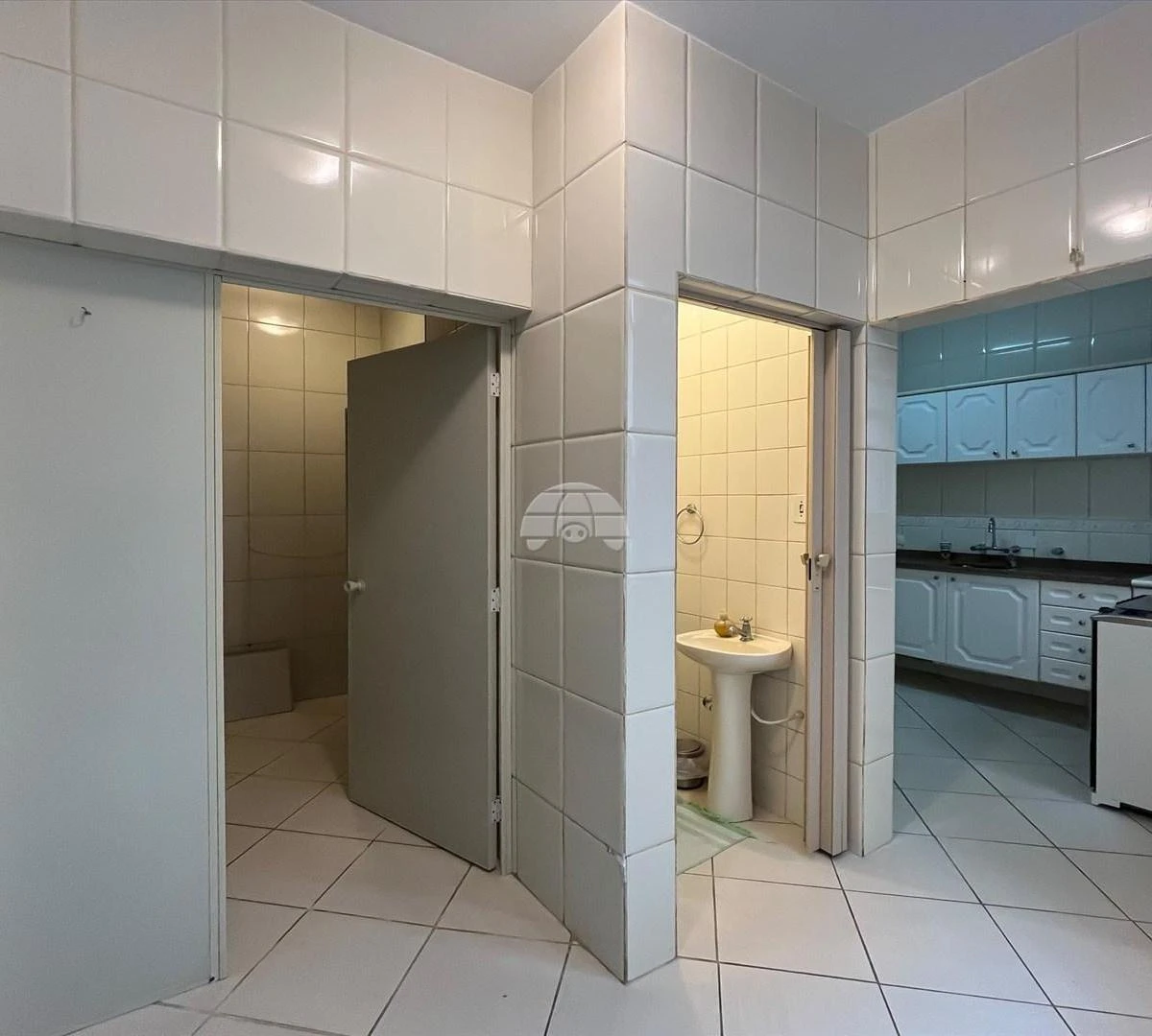 3-bedroom apartment with a bathtub — photo 9