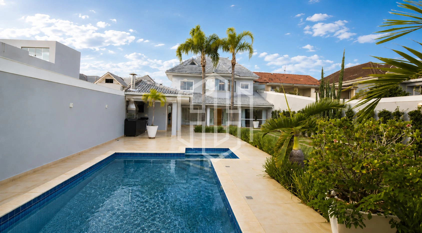 House, 400 m², with a grill on the balcony