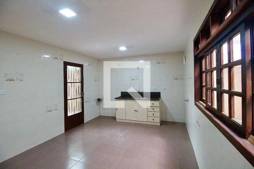 4-bedroom house with wood or laminate floors in Curitiba — photo 33