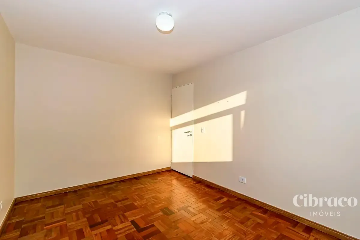Apartamento de aluguel com 2 quartos e piso de madeira — photo 27