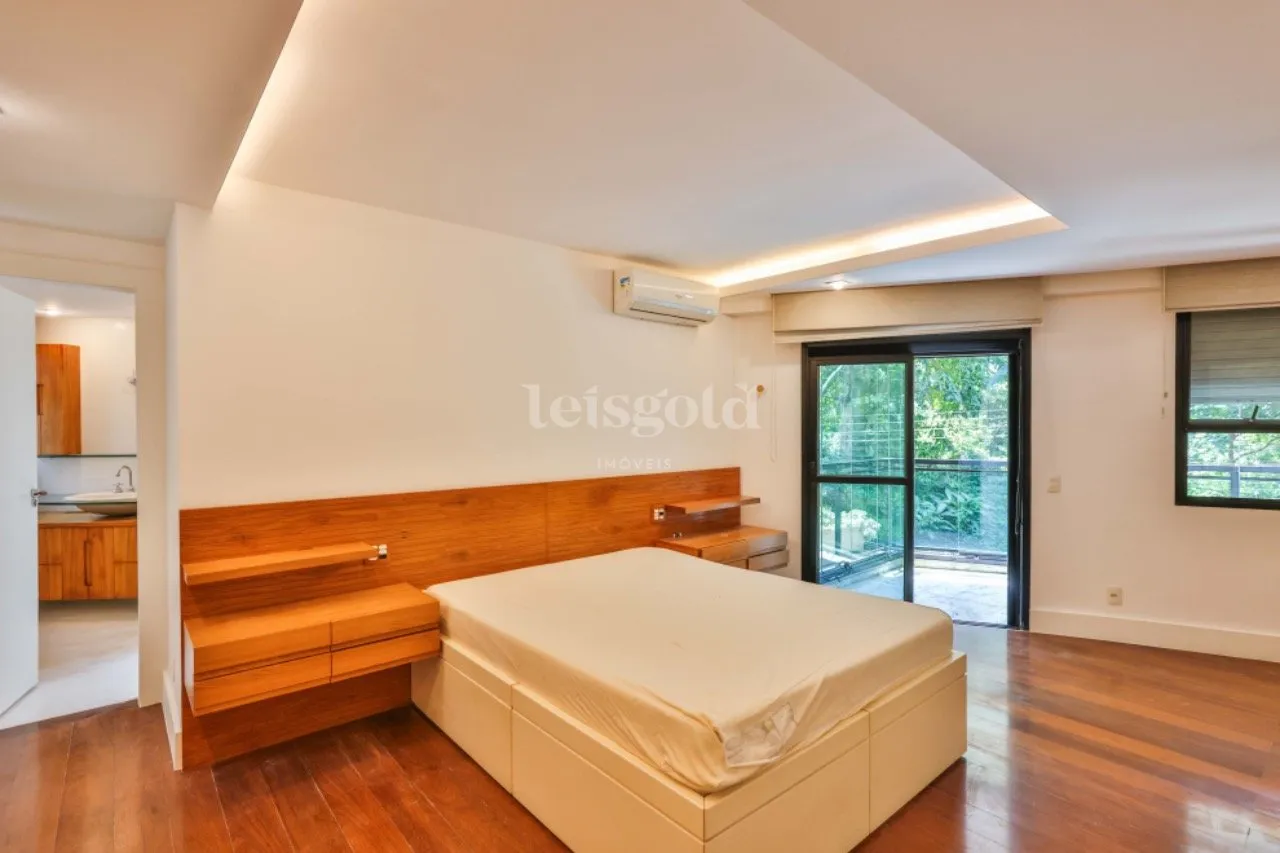 Floor-to-ceiling windows in a 2-bedroom apartment, 230 m² — photo 4