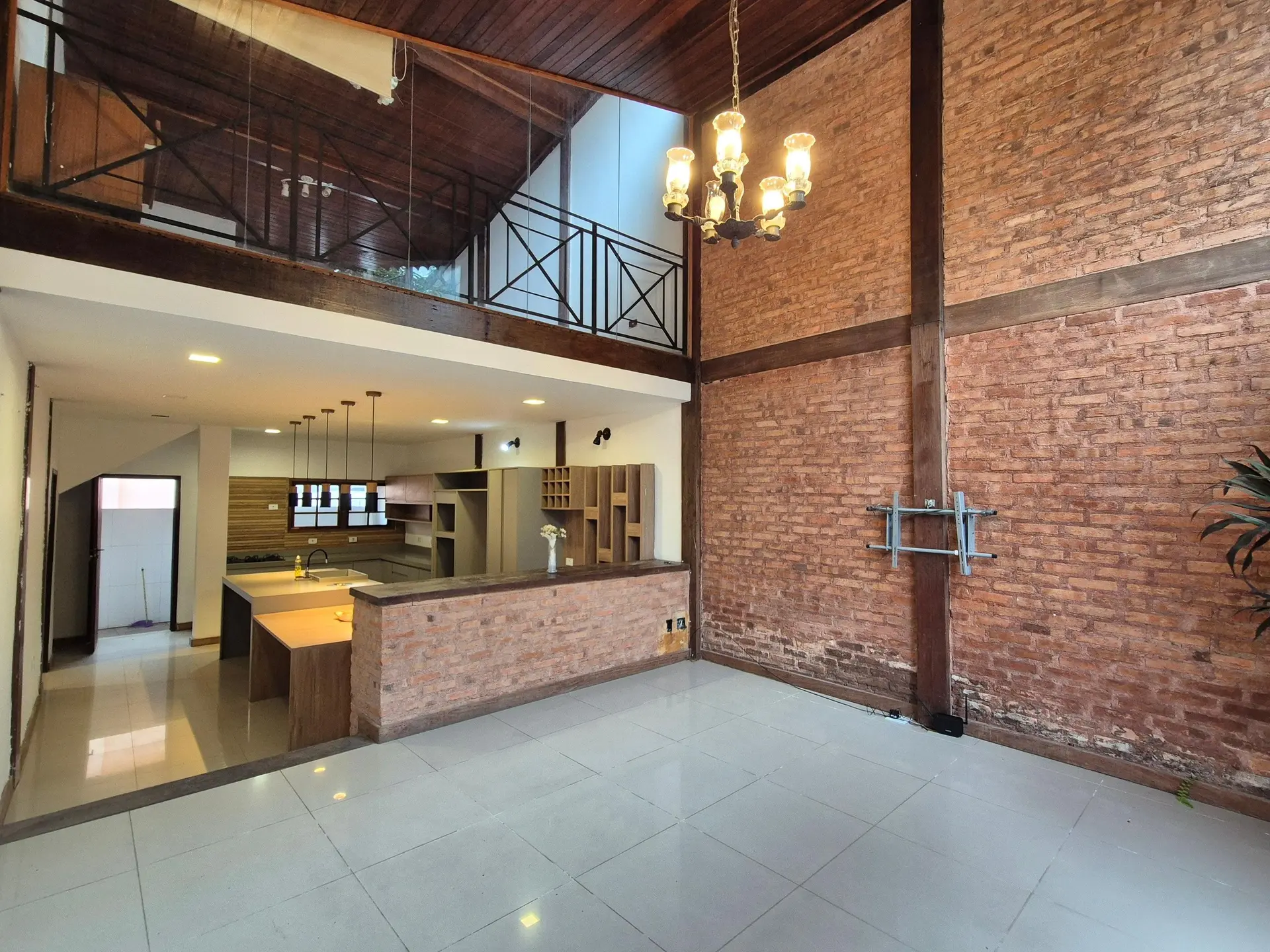 Balcony with a grill in a 3-bedroom house, 150 m² — photo 6