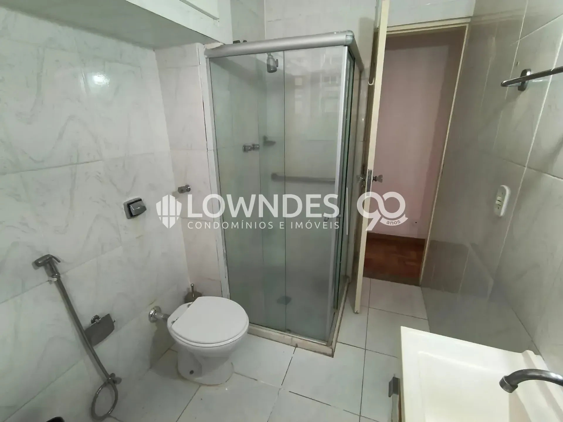3-bedroom apartment with wood or laminate floors — photo 26