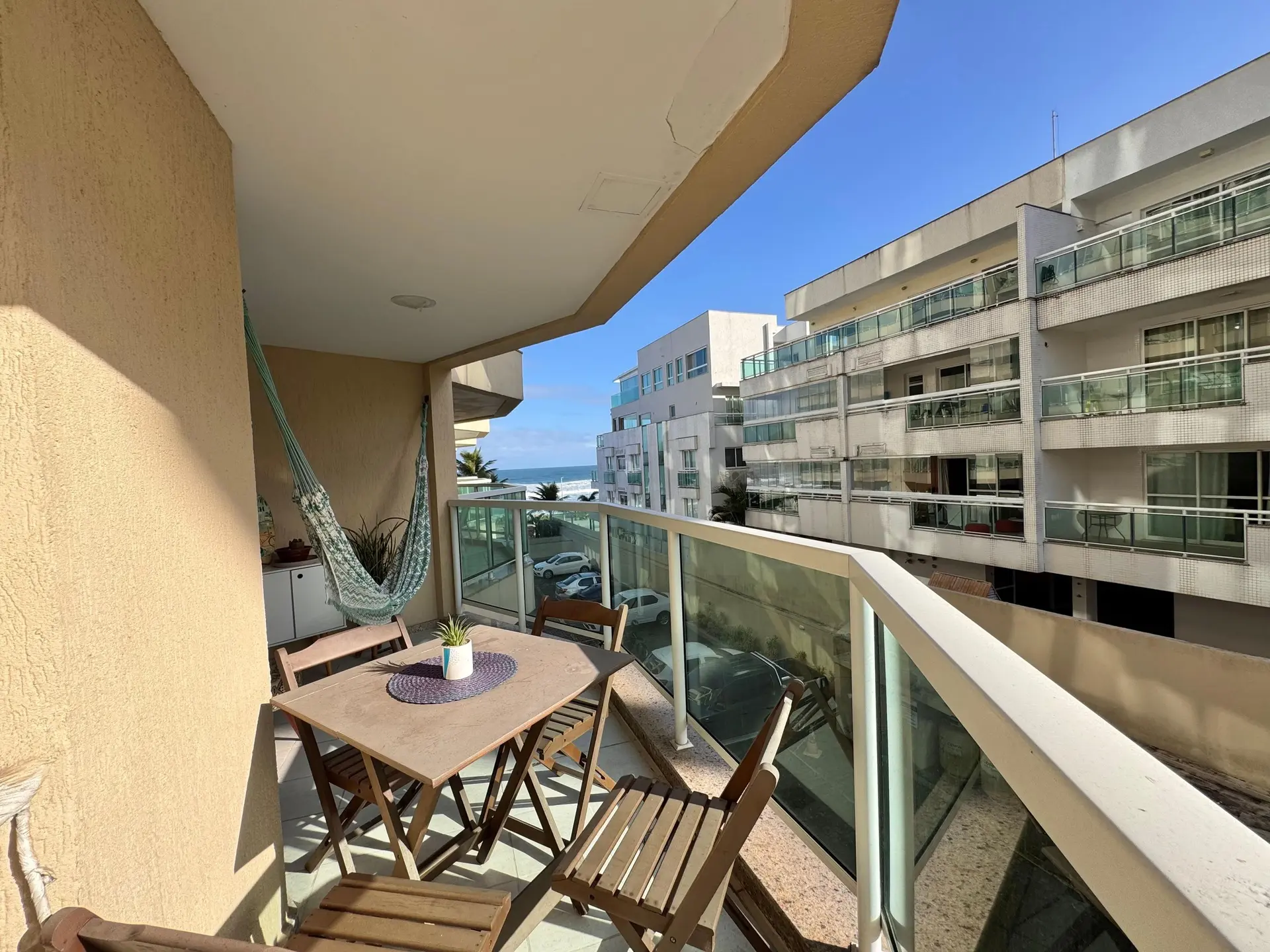 Furnished 1-bedroom apartment with a glass balcony — photo 4