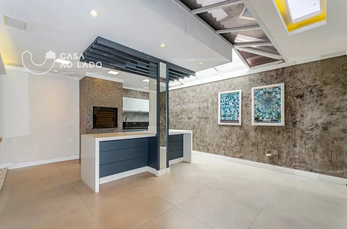 Balcony with a grill in a 3-bedroom house, 264 m² — photo 13