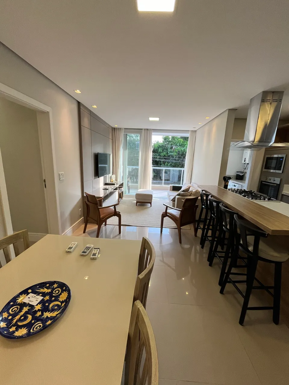 Departamento de 2 dormitorios con balcón cerrado con vidrio