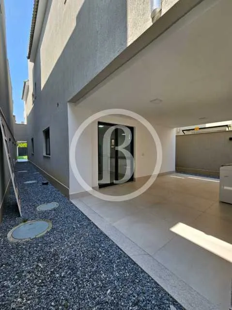 House with 4 bedrooms, 5 bathrooms and open-plan kitchen — photo 30