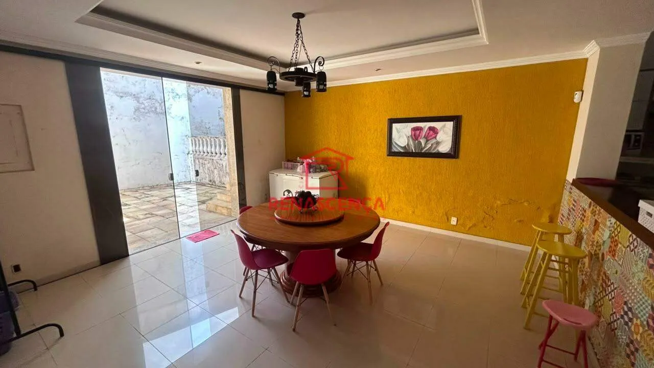House with 4 bedrooms and 5 bathrooms and 3 parking spots — photo 2
