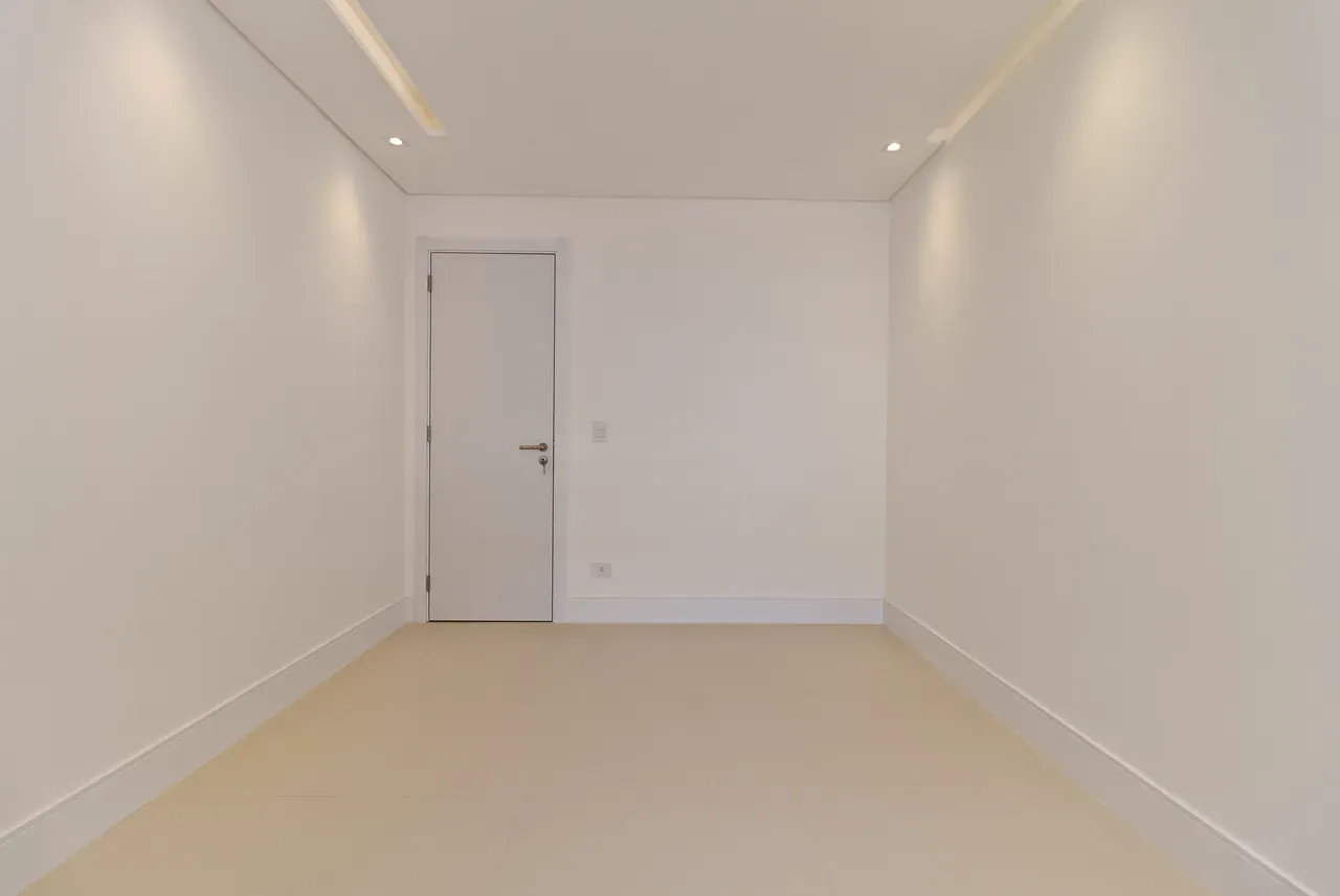 Balcony with a grill in a 4-bedroom apartment, 158 m² — photo 28