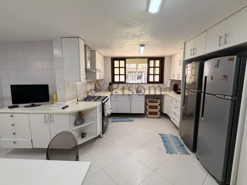 629 m² house with 5 bedrooms, 4 parking spaces, sauna