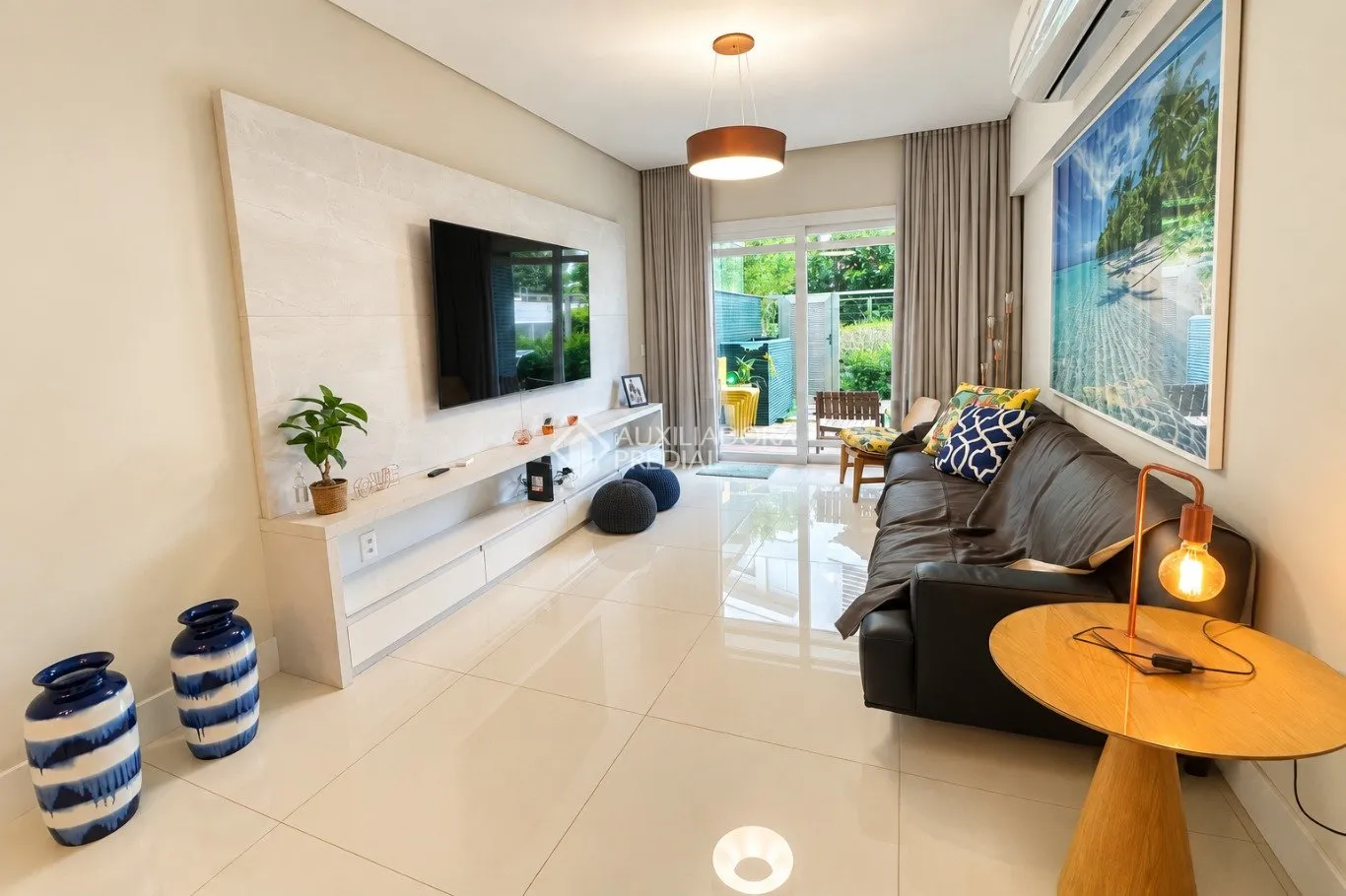 Balcony with a grill in a 2-bedroom apartment, 172 m²