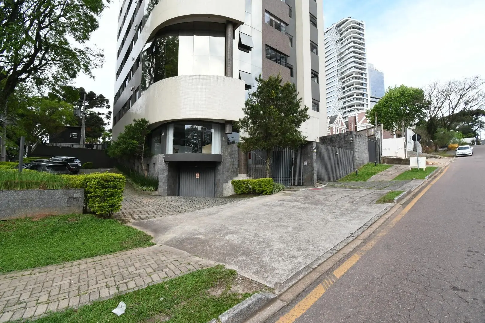 3-bedroom apartment in a building with a gym — photo 15