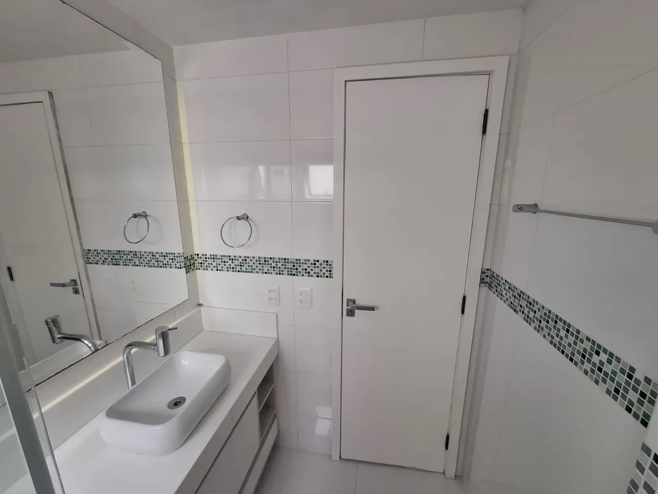 Glass-enclosed balcony in a 2-bedroom apartment, 107 m² — photo 20