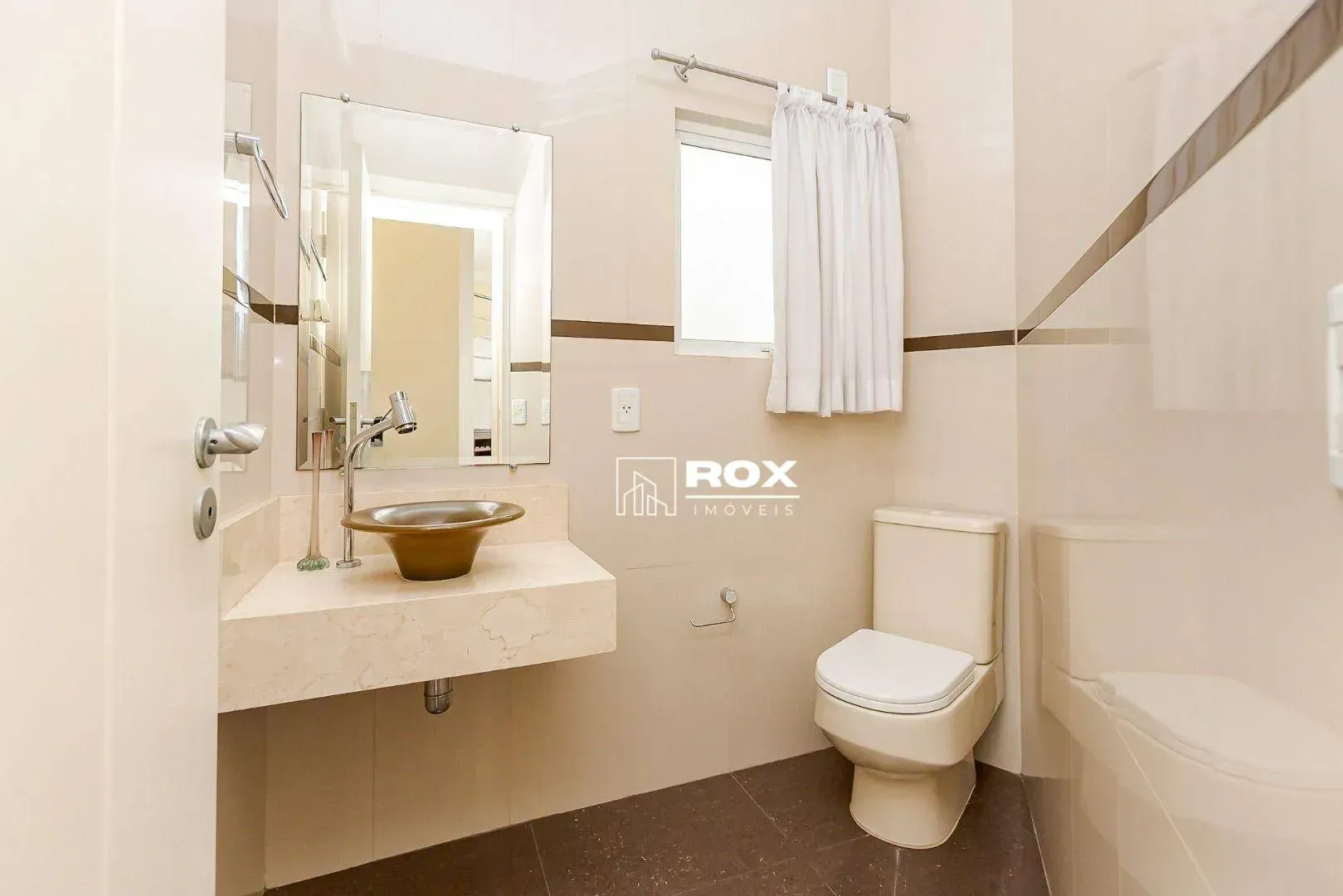 Unfurnished 598 m² house with 6 parking spaces — photo 47