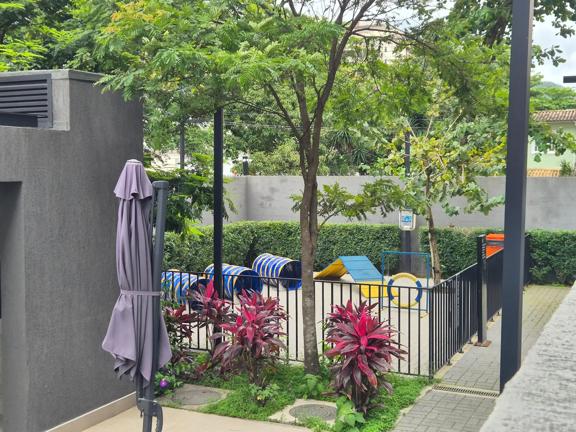 Furnished 2-bedroom apartment with enclosed balcony — photo 30