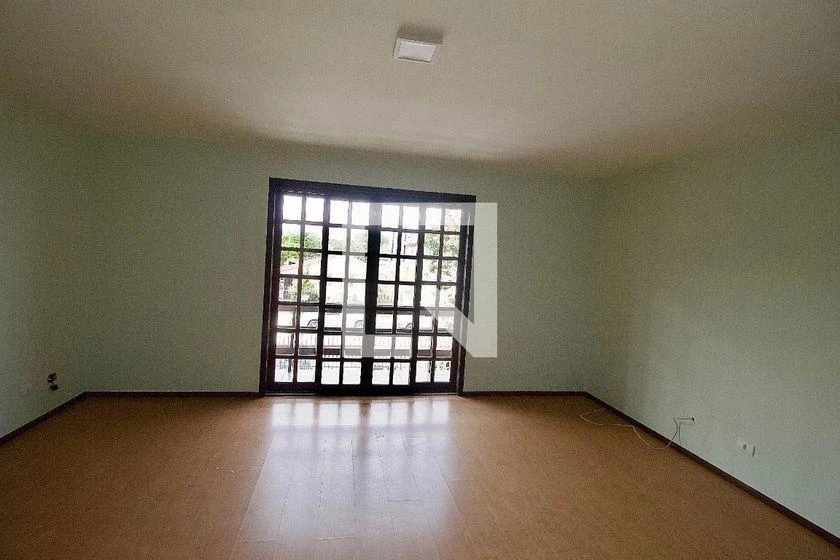 4-bedroom house with wood or laminate floors in Curitiba — photo 19