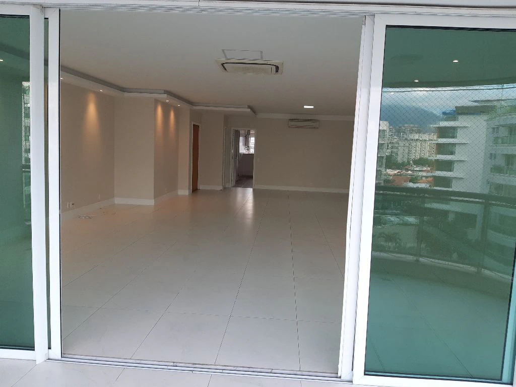 Renovated apartment with 4 suites and 292 m²