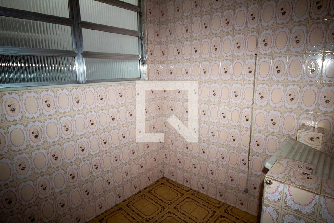 Unfurnished 2-bedroom apartment with a glass shower — photo 13