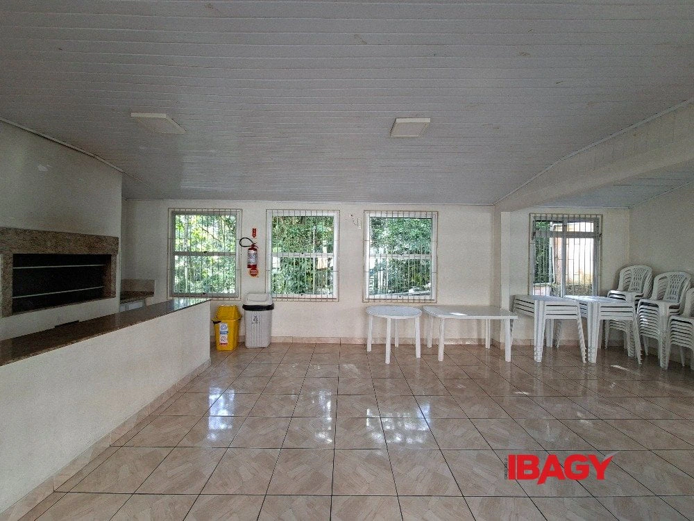 2-bedroom apartment with a dedicated laundry area — photo 7