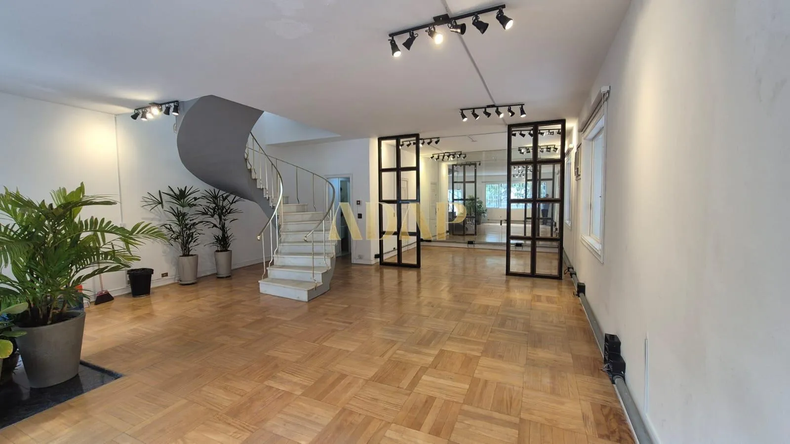 525 m² apartment with a home office and a bathtub — photo 6