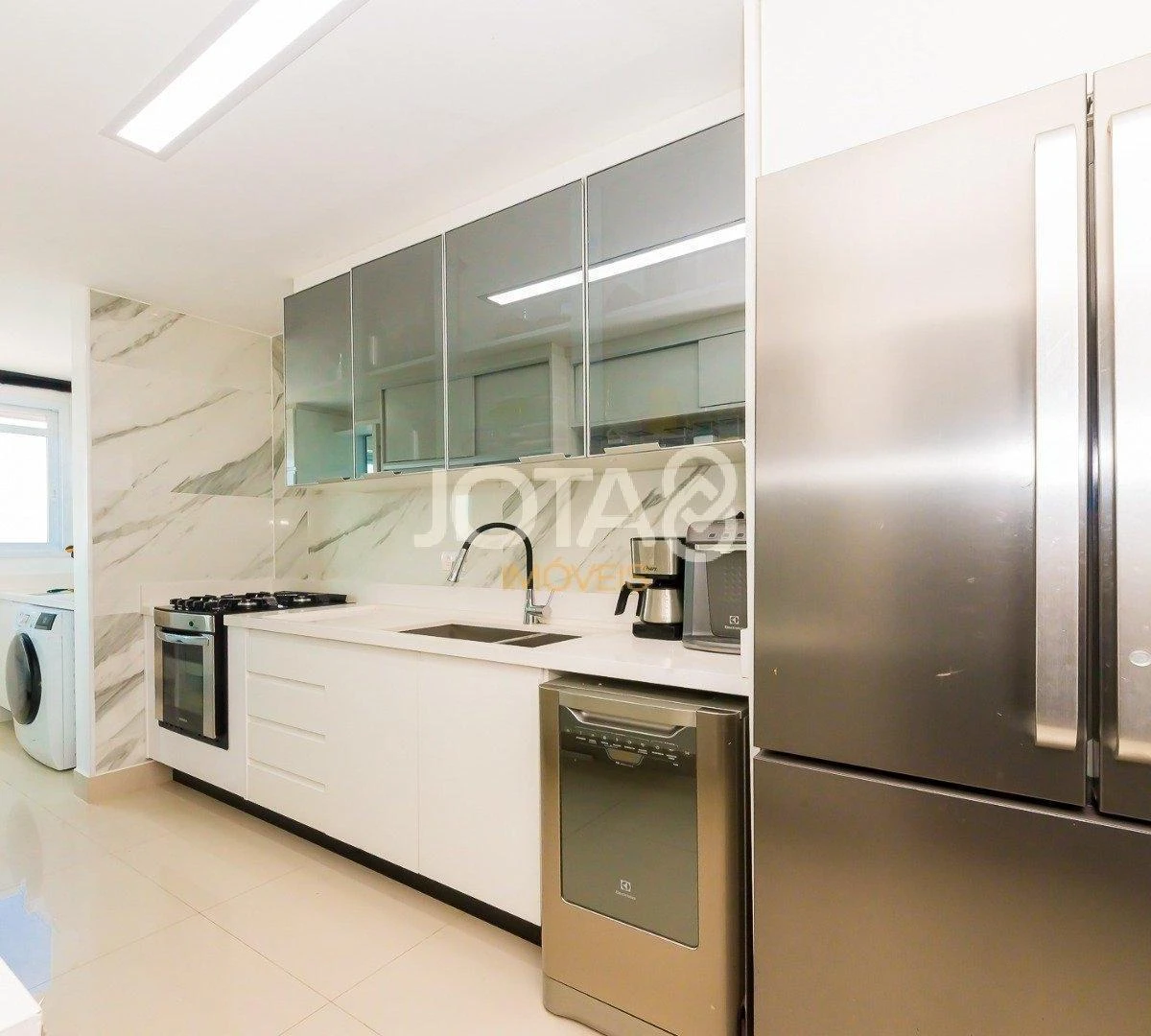 Furnished 155 m² apartment with 3 bedrooms and 1 en-suite — photo 2