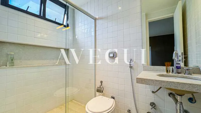 4-bedroom apartment in a building with a pool — photo 28