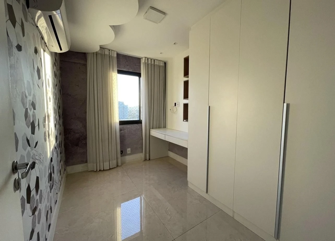 Floor-to-ceiling windows in a 3-bedroom apartment, 140 m² — photo 17