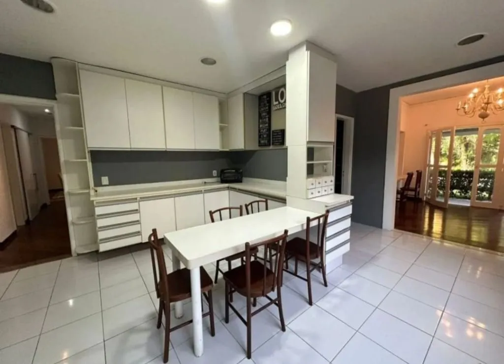 House with 5 bedrooms and 4 bathrooms, 647 m² — photo 20