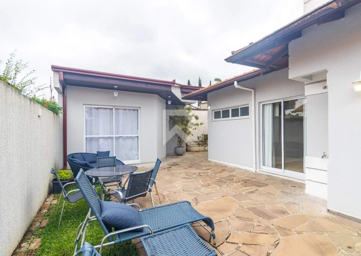 4-bedroom house with a bathtub in Curitiba — photo 22