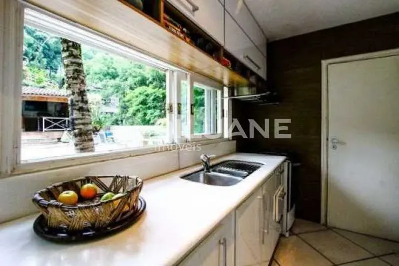 297 m² house with 6 bedrooms and 7 bathrooms — photo 2