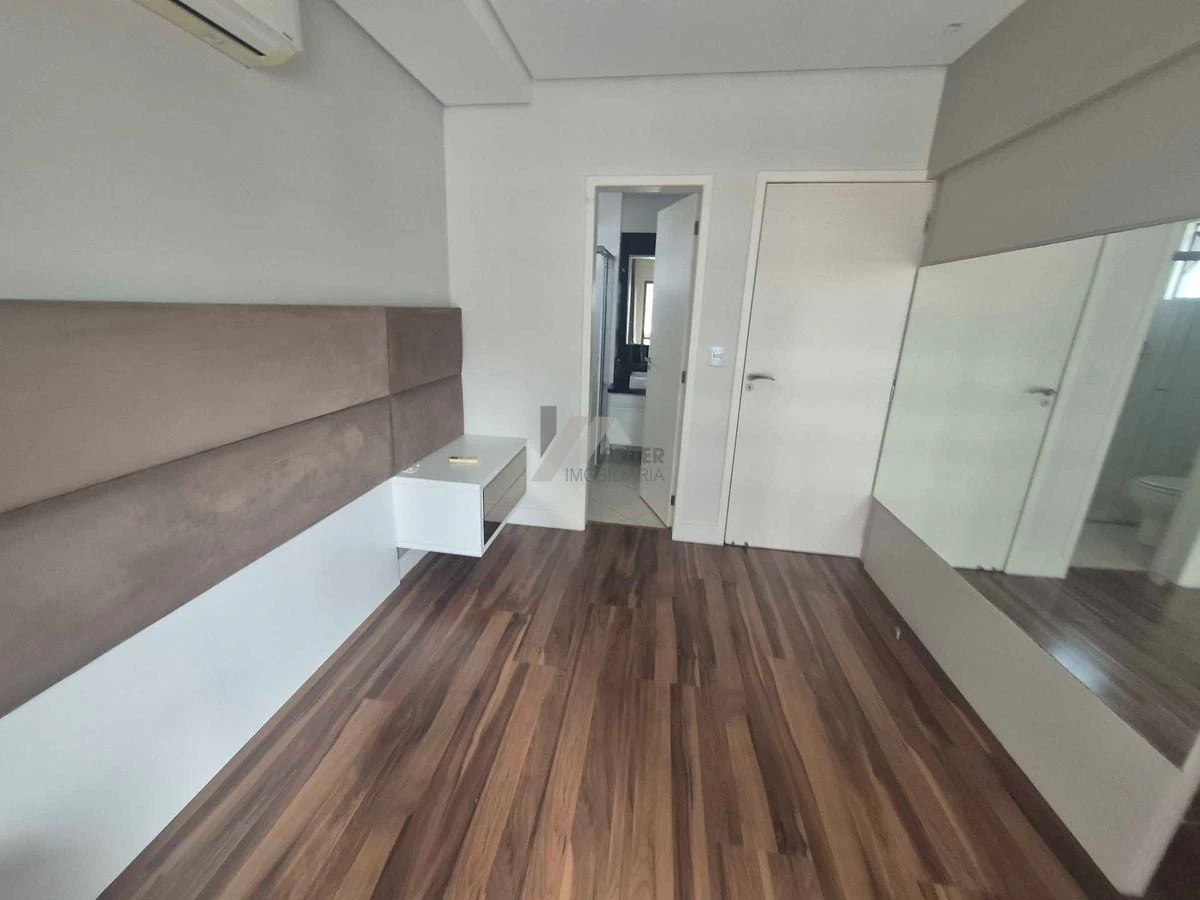 Balcony with a grill in a 3-bedroom apartment, 142 m² — photo 12