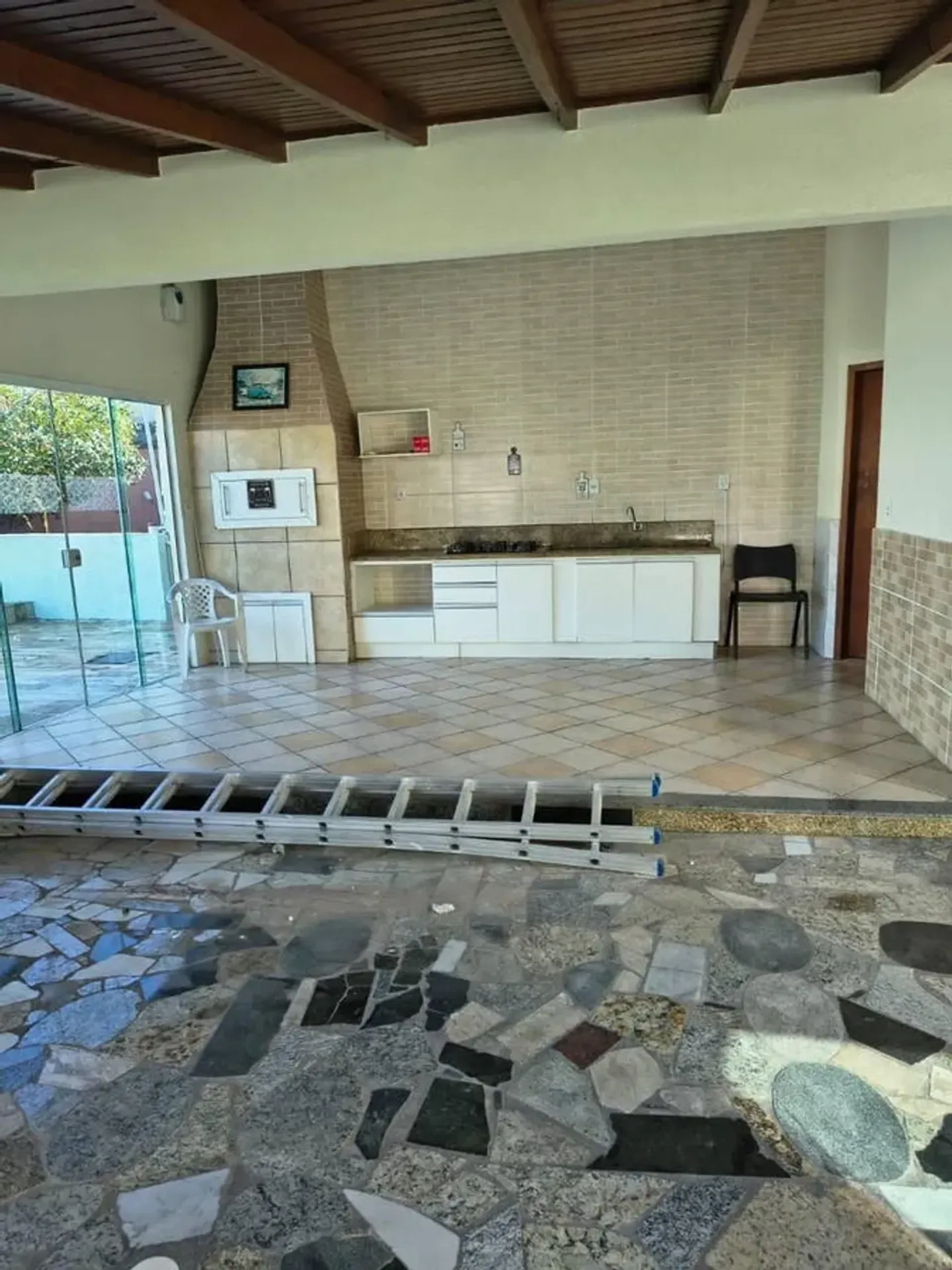 700 m² house with a bathtub and a grill on the balcony — photo 2