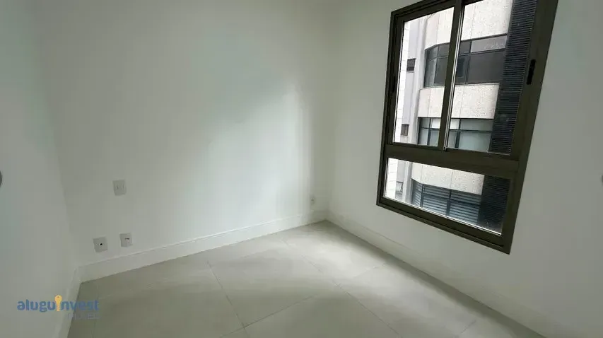 Unfurnished studio with open-plan gas kitchen and parking — photo 12