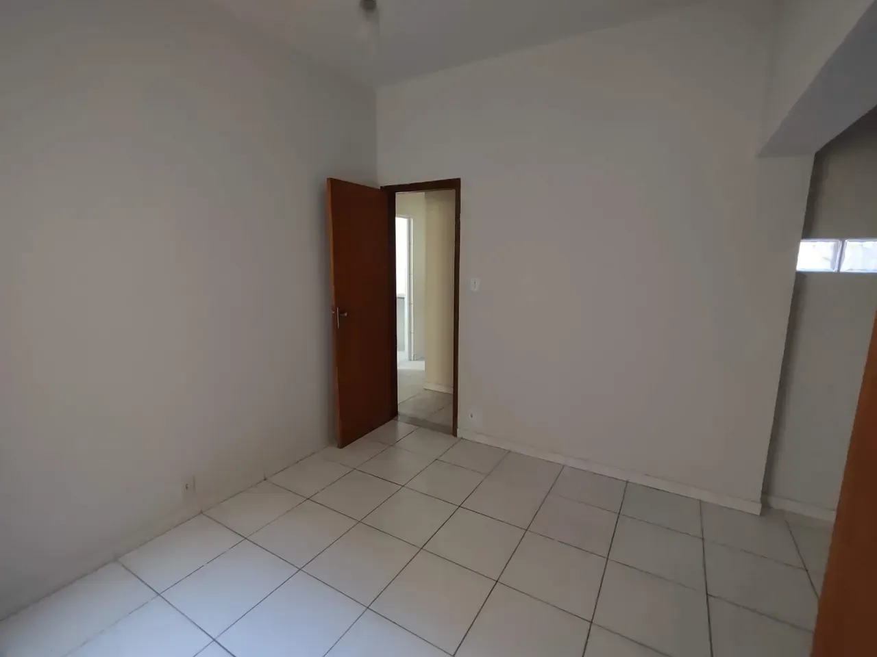 Apartamento sin amueblar con cocina cerrada y muebles — photo 3