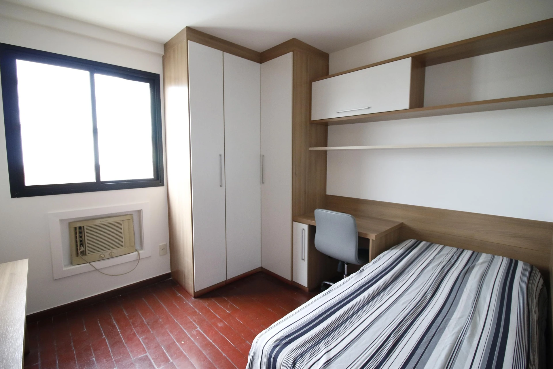 Balcony with a grill in a 4-bedroom apartment, 172 m² — photo 12