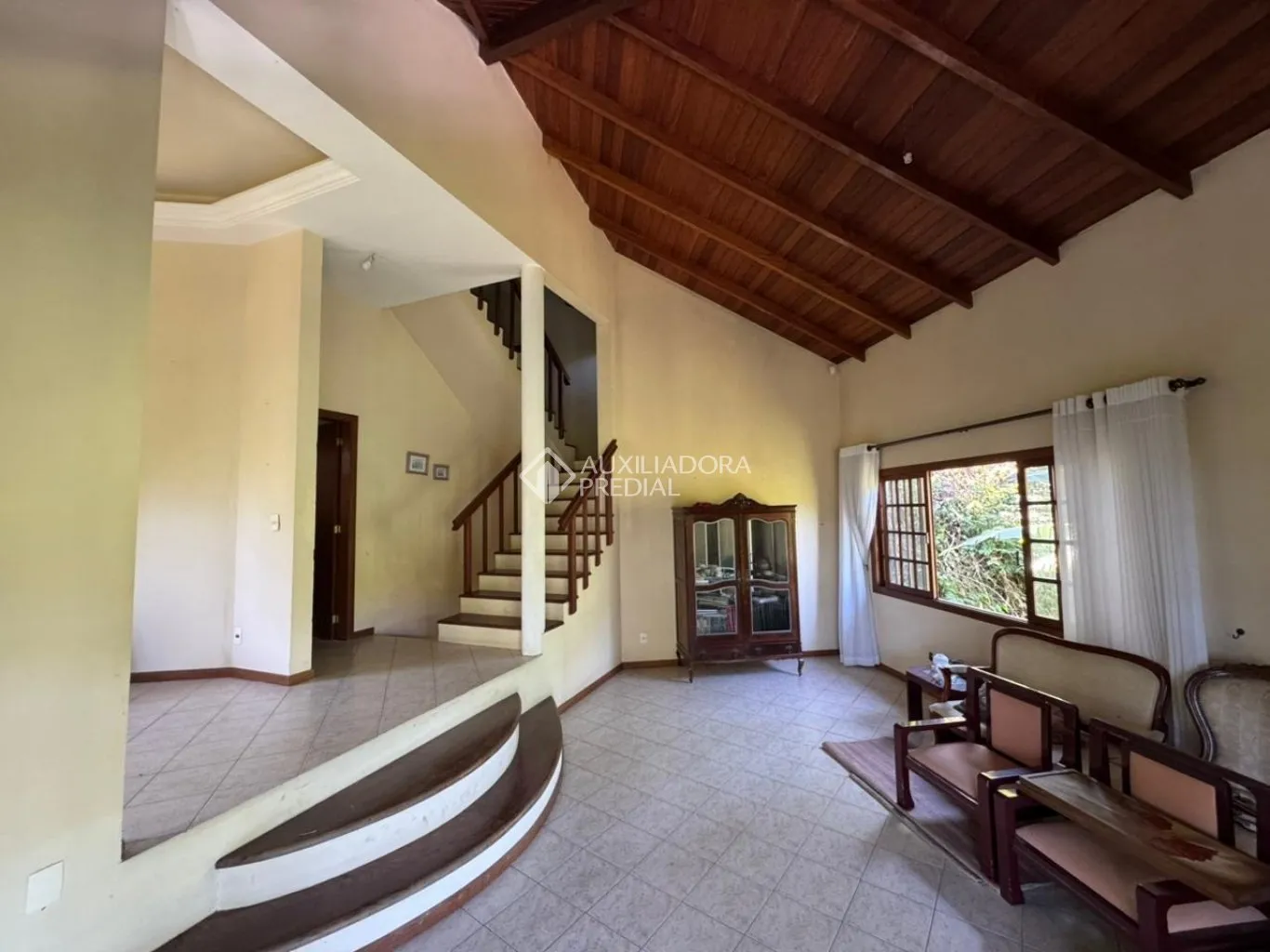 House with 5 bedrooms and 6 bathrooms on 5757 m² — photo 8