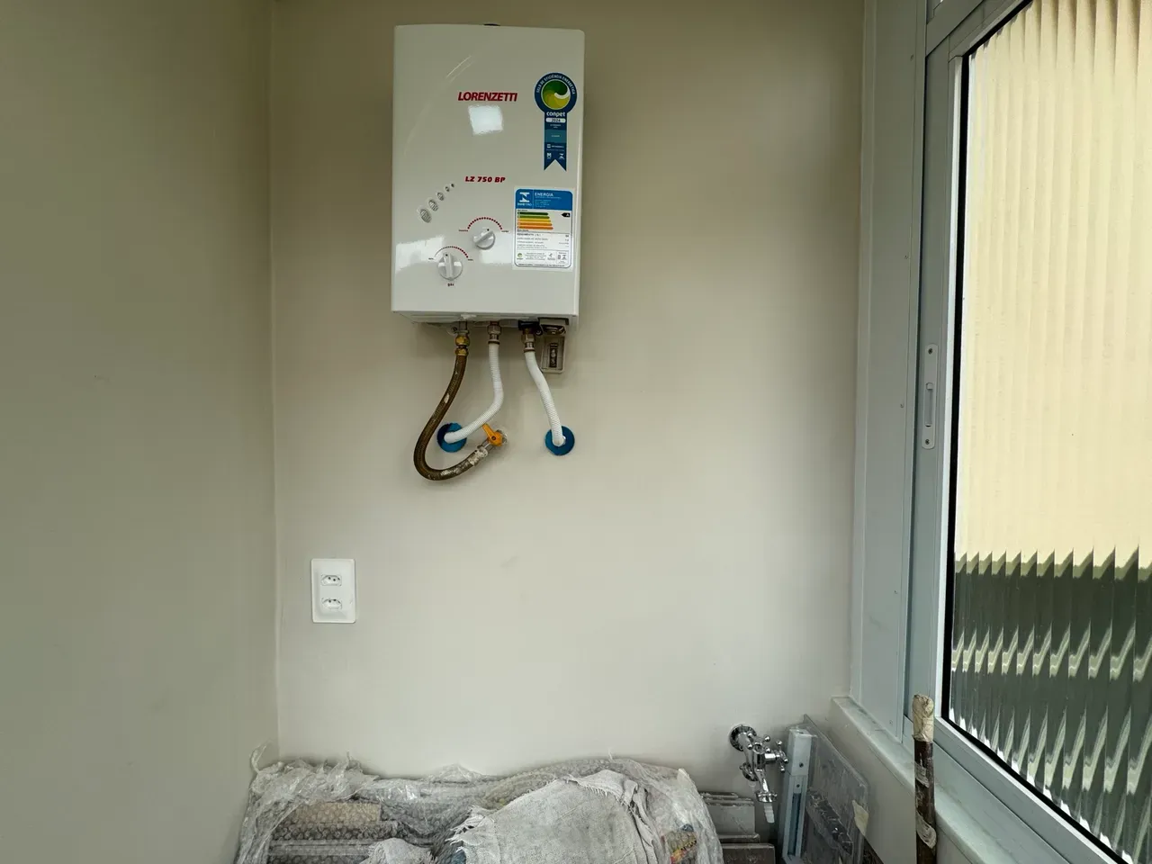 Glass-enclosed balcony in a one-bedroom apartment, 39 m² — photo 11