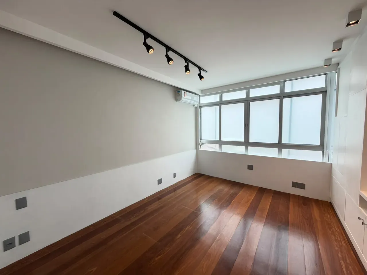 Apartamento de 465 m² com vista para a água e banheira — photo 20