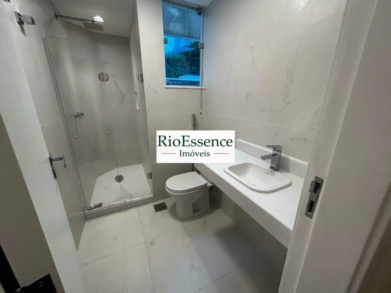 3-bedroom apartment with 2 bathrooms and laundry area — photo 4