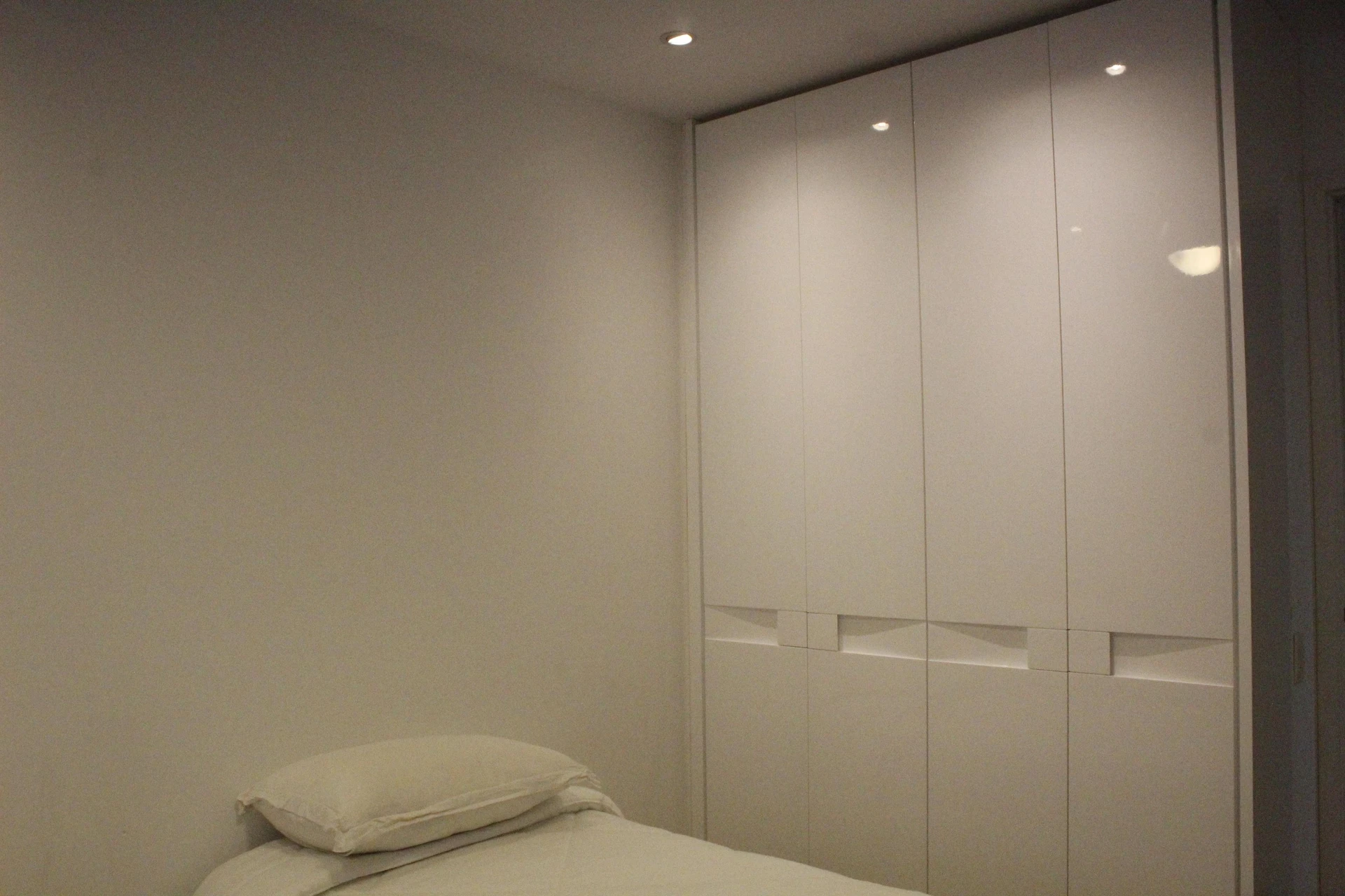 Glass-enclosed balcony in a 3-bedroom apartment, 115 m² — photo 29