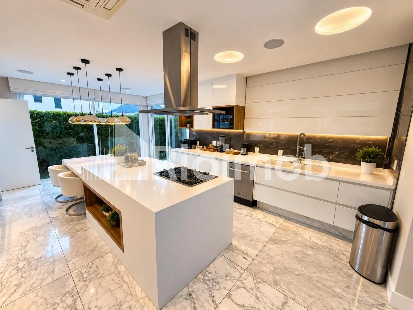 Ванна та 5 спалень: будинок 889 м² — photo 2