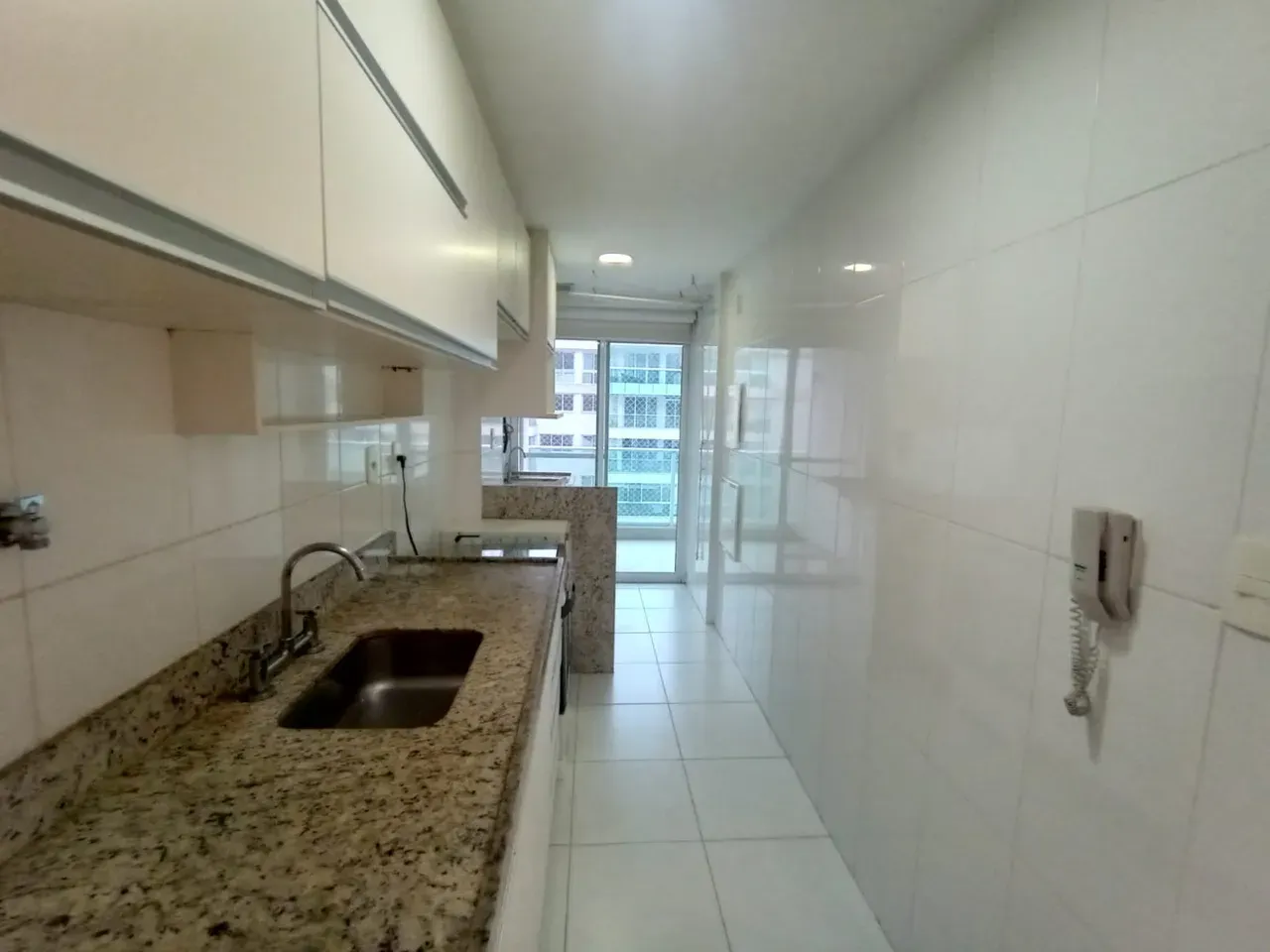 2-bedroom apartment with enclosed balcony and parking — photo 2