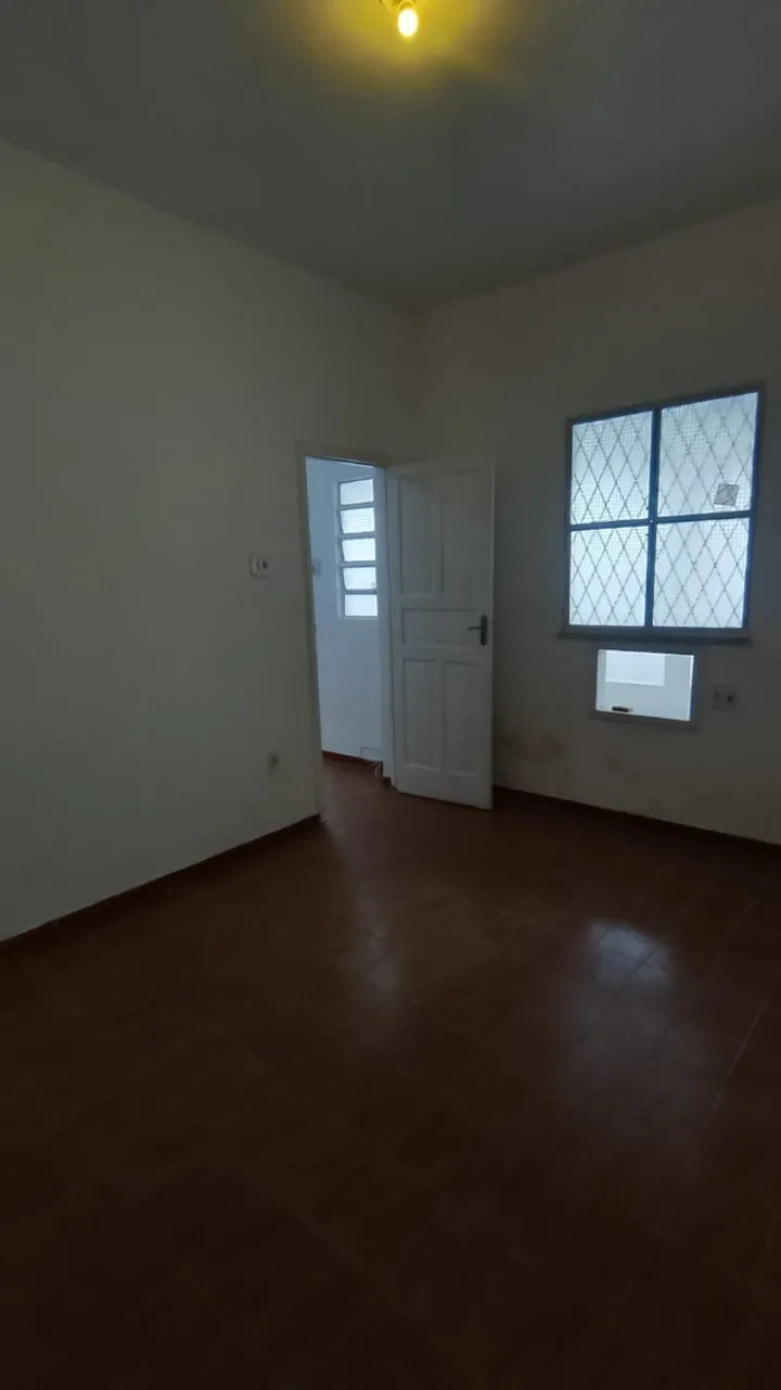 Wood or laminate floors in a one-bedroom house, 55 m²