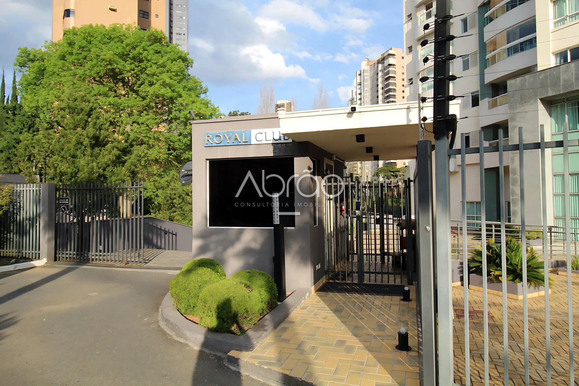 Furnished duplex apartment with 4 suites and 5 baths — photo 47
